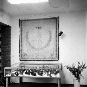 Tischlerinnung Stormarn: Hindenburgstraße: Filiale der Volksbank Stormarn: Ausstellung zu 90 Jahre Stormarner Tischlerinnung, 150 Jahre "Tischleramt OldesIoe" und 250 Jahre "Tischlerzunft zu Oldesloe": ausgestellte Tischlerfahne und Vitrine