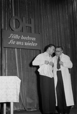 Szenenbilder aus dem Kabarettstück "Hurra! Humor ist eingeplant!". Kabarett "Die Distel" Berlin mit H. Kneip, G. Presgott, C. Brummerhoff, R. Trösch, G. Müller, W. Lierck, Wolfgang E. Parge, H. Krause u. a. Berlin, Haus der Presse 2.10.1953