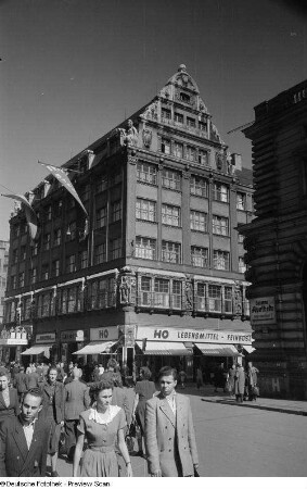 Passanten vor dem Stentzlers Hof in der Petersstraße, Herbstmesse 1953