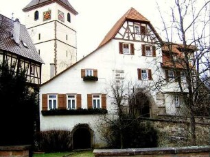 Ansicht von Ostsüdosten mit Torhaus und jetzt fester Steinbrücke über ehemaligen Graben sowie Kirchturm (im Kern Romanisch)