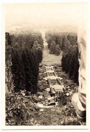 Bundesgartenschau 1955, Kassel: Blick hinab auf Wasserbecken und Wald