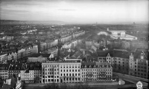 Dresden-Altstadt. Blick vom Rathausturm über die Johann-Georgen-Allee und das Hygienemuseum nach Ostsüdost zum Großen Garten (im Vordergrund Maximilian-Ring mit Geschäftshaus der Sächsischen Bodencreditanstalt und 9./46. Volksschule/Versuchsschule)