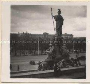 Wien, Pallas Athene vorm Parlament, hinten die Hofburg