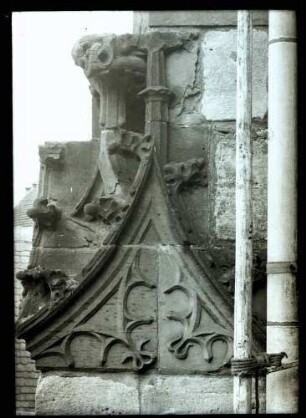 Frauenkirche; Chor, 1. Pfeiler, Restaurierung, Verwitterungserscheinungen