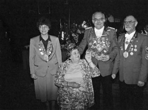 Schützenfest: Majestäten der Ahrensburger Schützengilde: erste Hofdame Christine Heinrich, Königspaar Hildegart und Heinrich Breckling, zweiter Ritter Horst Hansen