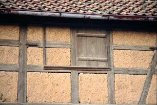 Detail: Schiebefensterladen an einer Scheune