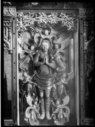 Tiefenbronn Katholische Kirche Sankt Maria Magdalena Magdalenenaltar von Lukas Moser (1431) geöffnet - Maria Magdalena frontal und mit kleinen Engeln umgeben