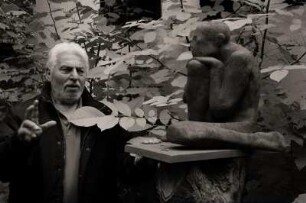 LOTHAR KITTELMANN (neben einer Plastik von Fritz Böhme)