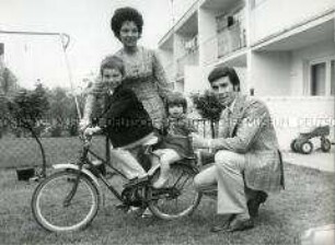 Peter Dietrich mit Frau Ingrid und seinen Kindern
