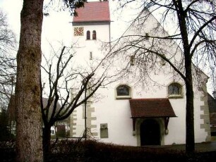 Ansicht von Westen mit Kirche (Langhaus im Kern Gotischer Neubau) und Kirchturm