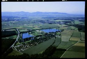 Freiburg, Hochdorf: Tunisee mit Campinganlagen, von Süden, mit Kaiserstuhl