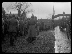 Kriegsparade des 9. Feld-Artillerie-Regiments in Biaches (Dep. Somme, Frankreich) mit König Ludwig III. von Bayern