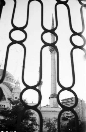 Istanbul: Blick durch Gitter auf Dolmabahce-Moschee