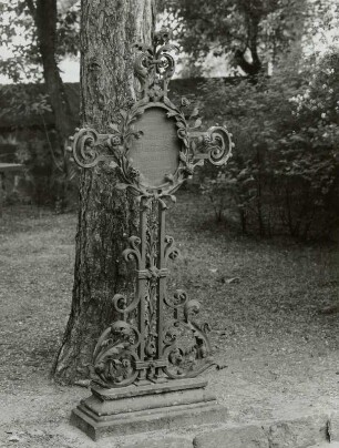 Grabkreuz für Clementine Menzer (gestorben 1919)