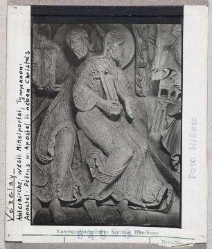 Vézelay, Basilika Sainte Madeleine: mittleres Westportal, Tympanon, Apostel Petrus und Apostel links neben Christus