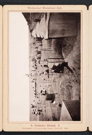 Albumseite mit Ansicht vom neutralen Strand im Nordseebad Westerland : Erinnerung an Sylt. Leporello mit Landschafts- und Architekturaufnahmen. Leineneinband, beschichtet und bedruckt; 8 x 12 x 1,6 cm (1892; Verlag Max Braune). Dresden: SLUB/DF 2006.A.435