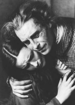 Hamburg. Die Schauspieler Gisela Mattishent (1919-1980) und Emil Lohkamp (1902-1993), aufgenommen während einer Aufführung des"Urfaust" 1946 am Thalia-Theater
