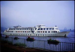 Rüdesheim: Ankunft M.S. Prinses Margriet, ganzes Schiff bei der Abfahrt