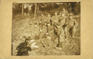 [Soldaten, am Hang sitzend]