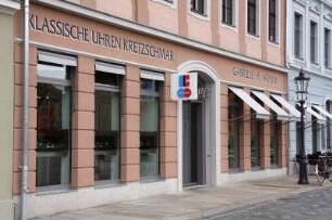 Dreden-Altstadt, Neumarkt 1-3. QF Hotel. Uhrengeschäft im Erdgeschoß (Klassische Uhren Kretzschmar)