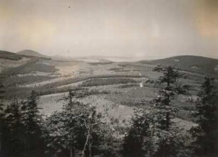 Zittauer Gebirge. Blick von der Lausche nach Westen, links der Tannenberg