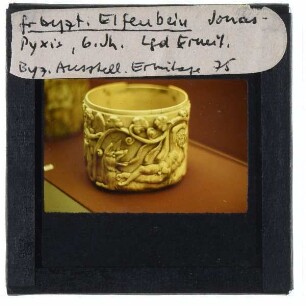 Byzantinisch, Pyxis aus Elfenbein, Jona auf einem Ketos liegend und von einem Engel gesegnet