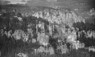 Sächsische Schweiz. Rathener Felsgebiet. Bastei und Gansmassiv. Luftbild-Schrägaufnahme von Süden