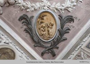 Stuckdecke mit Putti : Reliefmedaillons mit szenischen Puttendarstellungen : Musizierende Putti