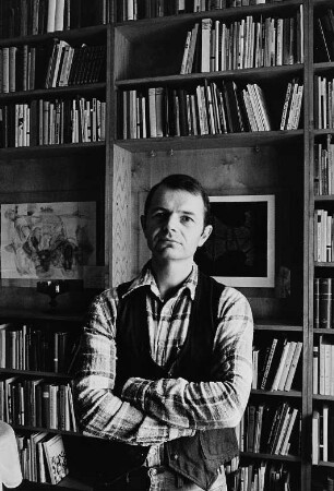Der Schriftsteller Bernd Jentzsch in seiner Wohnung
