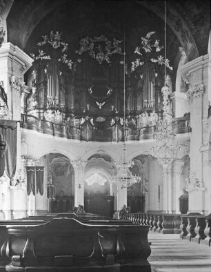 Krzeszów / Grüssau (Kamienna Góra), ehem. Zisterzienserabtei, Klosterkirche, nach Westen, Orgelprospekt; Entwurf aus dem Kreis um K. I. Dientzenhofer od. Chr. Tausch; Leitung der Arbeiten J. A. Jentsch; Ausstattung F. M. Brokoff
