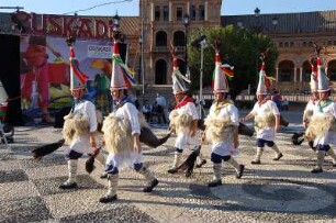 Sevilla - Volkstänzer : Volkstänzer vor dem Palacio de Espana, aufgenommen 2007 in Sevilla