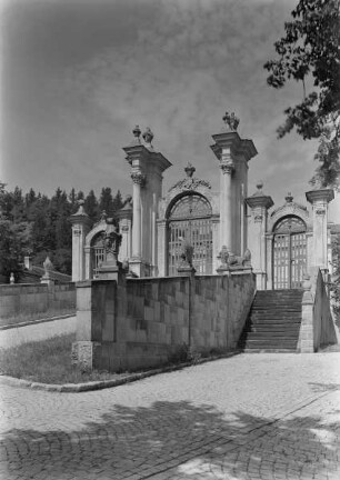 Schloss Neuschloss / Zámek Nové Hrady — Portal zur Schlossanlage