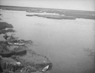 Taraikasee (Lake Nevskoye) : Ansicht von Uferabschnitt mit Bootsanlegestellen