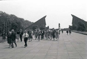 Berlin: Ost; Russisches Ehrenmal mit Publikum