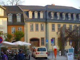 Weimar - Taxihalteplatz am Goethehaus : Vor dem Goethe-Haus am Frauenplan stehen Taxis, aufgenommen in Weimar am 28. April 2012