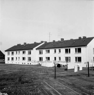 Wohnungsbau: Wohngebiet Kellerberg-Süd: Wohnblock: Neubau der Neuen Lübeck-Südholsteinischen Baugenossenschaft: vorn rechts Leine mit Wäsche