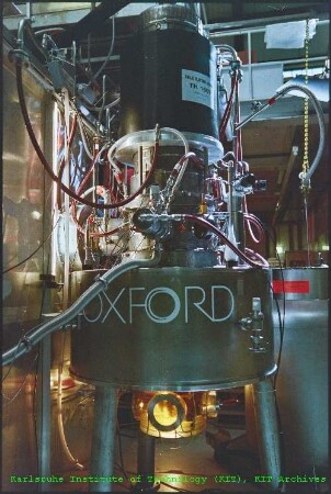 Gyrotron-Prototyp der Firma Thales Electron Devices am Mikrowellen-Teststand in der Versuchshalle des Instituts für Technische Physik (ITP)