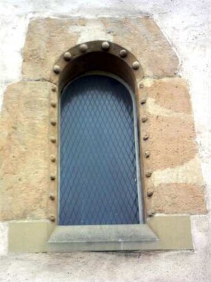 Stadtkirche - Kirchturm von Norden - Erdgeschoß mit rundbogigem Fenster (Kugelornamentik im Gewände) im Detail