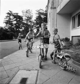 Spiele der Kinder mit ausrangierten Autokennzeichen.