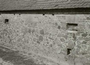 Krauschwitz, Stallgebäude, Bruchstein u. Ziegel