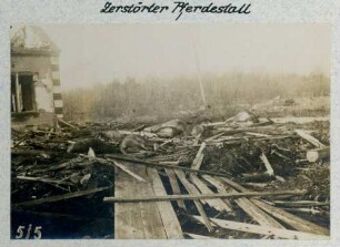 Foto eines durch feindliches Artilleriefeuer zerstörten Pferdestalls auf der Grube Rudolf