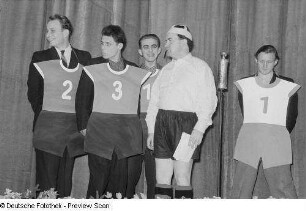Heinz Quermann und vier Männer in Fußballer-Verkleidung bei einer „Ring-frei“-Veranstaltung der Leipziger Volkszeitung im Kino Capitol