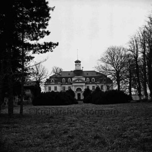 Herrenhaus Blumendorf: vorn Parkanlagen mit Bäumen und Büschen: hinten links Gebäude