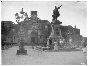 Santo Domingo, Dominikanische Republik, Columbus-Platz. Kathedrale mit Columbus-Denkmal