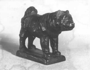 Stehender Hund (Chow-Chow) : Chinesischer Hund Tschau-Tschau (Chow-Chow). Bronze (vor 1952; E. Richter). Dresden-Striesen, Borsbergstraße 11, Atelier der Künstlerin