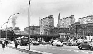 Hamburg-Mitte. Stadtansicht Amsinckstraße Richtung Hoch- und U-Bahn. Rechts die Markthalle, dahinter City-Hochhäuser (Abriss 2020)