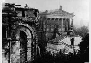 Blick auf die zerstörte Fassade des Neuen Museums vor dem Hintergrund der Nationalgalerie