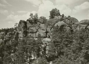 Elbsandsteingebirge. Rauenstein. Blick vom Berggasthof über das Massiv des Rauensteins mit Steiganlagen