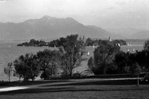 Gstadt: Blick von der Höhe auf Insel Frauenchiemsee