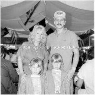 Familie mit zwei Töchtern (Sonderthema: Familien-Bilder)
